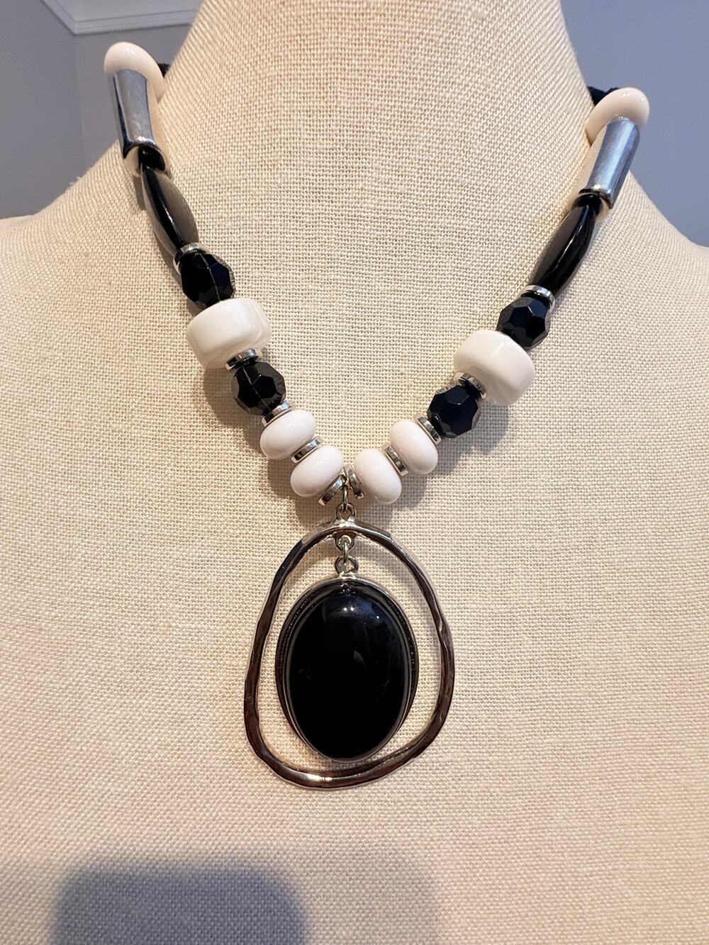 Vintage NOS Macys Black White Pendant Necklace 18”+4”